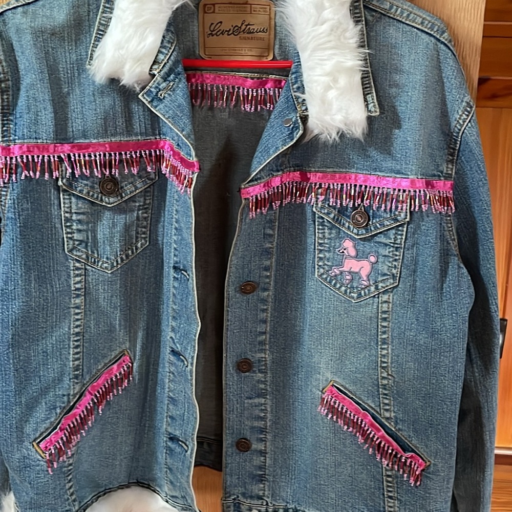 Levi’s Strauss Jean jacket pit to pit is 21 1/2 stretches to 22 - Picture 3 of 6